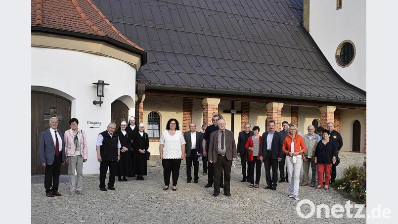 Domkapitular Josef Zerndl beim Gruppenbild mit den Priestern und Ehrenamtlichen aus dem Seelsorgebereich Auerbach-Pegnitz. Bild: sck