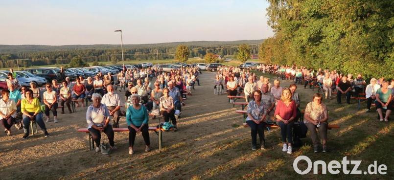 Zahlreiche Gläubige versammeln sich zum Gottesdienst in der Abendsonne auf dem Festplatz hinter der Bergkirche. Pater Robin am Altar zeigt sich begeistert von dieser einmaligen Kulisse. Bild: rha