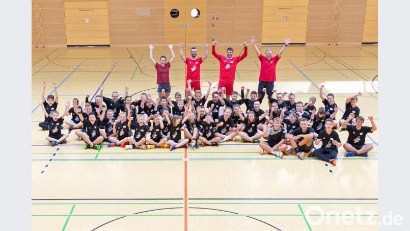 43 Kinder und Jugendliche nahmen am Handballcamp beim HV Oberviechtach teil. Die Leitung hatte Ex-Nationalspieler Chrischa Hannawald (hinten, Zweiter von rechts). Ihm standen (hinten, von links) Eva Priller, Verbandsjungenwart David Delp und Günter Uschold zur Seite. Bild: Guenter Uschold (gud)