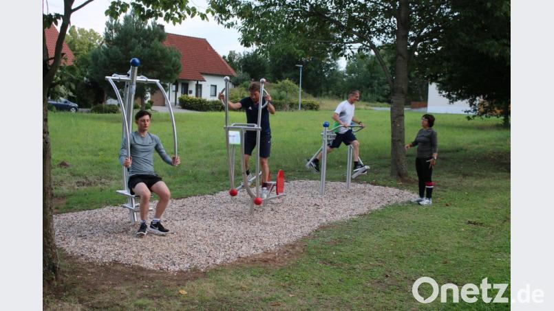 Marlene Stopfer-Höhn (rechts) erklärt die neuen Sportgeräte am Spielplatz der Bahnhofsiedlung. Bild: sne