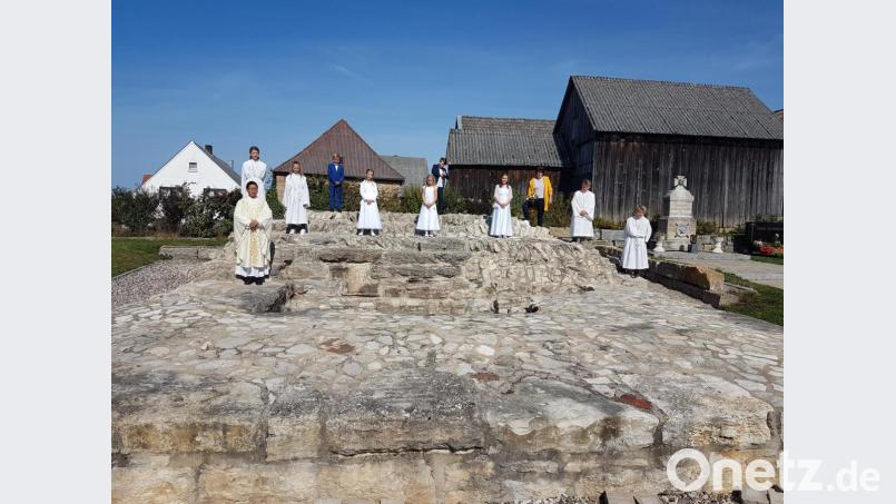 Die Ministranten, Pater Samuel sowie Marion Eschenweck beglückwünschen die Kommunionkinder. Bild: hzi