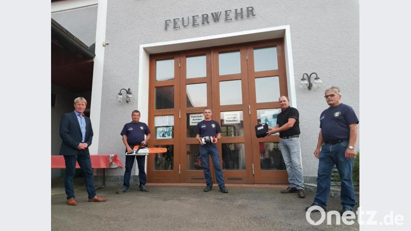 Bürgermeister, Feuerwehrverantwortliche und die beiden Spender freuten sich über den Defi , die Motorsäge und den Systemtrenner Bild: ga