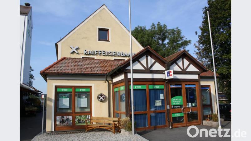 Ab Oktober wird nur noch der Straßenname &quot;Raiffeisenplatz&quot; an fast 50 Jahre Raiffeisenbank in der früheren Milchsammelstelle erinnern: Am 30. September baut die Volksbank-Raiffeisenbank Nordoberpfalz die Geld- und Kontoauszugsautomaten in Trabitz ab. Bild: bjp
