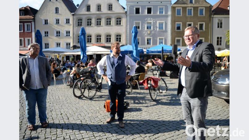 Die unbürokratischen Entscheidungen während der Corona-Pandemie haben dem Marktplatz sichtlich gut getan. Zentral-Eigentümer Herbert Hottner (von links), CSU-Fraktionsvorsitzender Matthias Schöberl und Oberbürgermeister Michael Cerny sind davon angetan. Bild: Andreas Brückmann