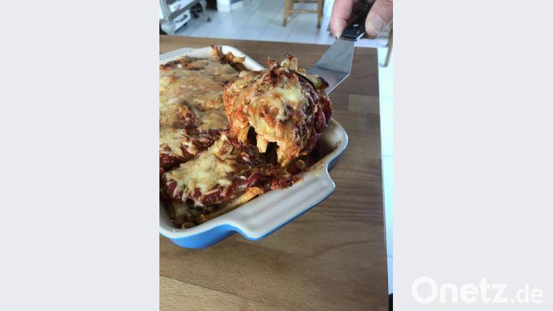Reichlich Käse und Tomatensauce machen den Makkaroni-Auflauf mit Auberginen saftig. Bild: Michael Schiffer