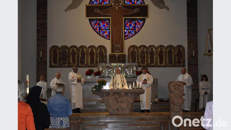 Domkapitular Josef Zerndl am Altar bei seinen Abschiedsworten vor der Erteilung des Segens. Bild: sck