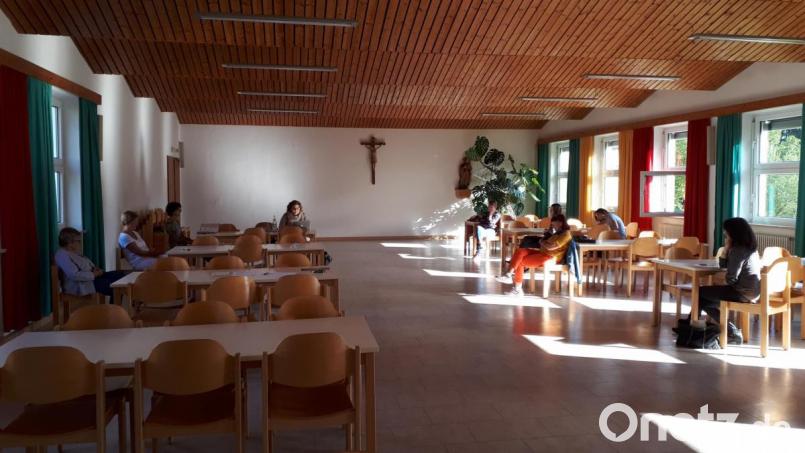 Viel Abstand hielten die die Mitglieder des Ensembles Kreuzer bei der Jahresversammlung. Bild: Christine Etzold/exb