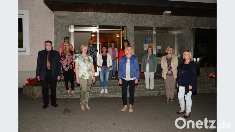 Annemarie Woppmann (vordere Reihe, Zweite von links) wurde als Vorsitzende des Katholischen Frauenbundes Zweigverein Pleystein bestätigt. Über die Bereitschaft der Mitglieder Verantwortung zu übernehmen freuen sich Stadtpfarrer Pater Hans Ring, Zweite Bürgermeisterin Andrea Lang (von links) und Bezirksvorsitzende Martha Bauer (rechts). Bild: bey