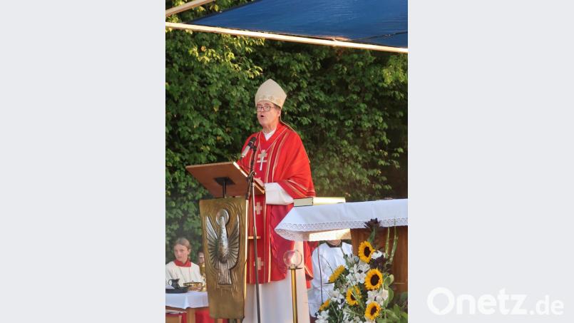 Weihbischof Josef Graf aus Regensburg spricht beim Vilsecker Bergfest über das Kreuz als Siegeszeichen. Bild: rha