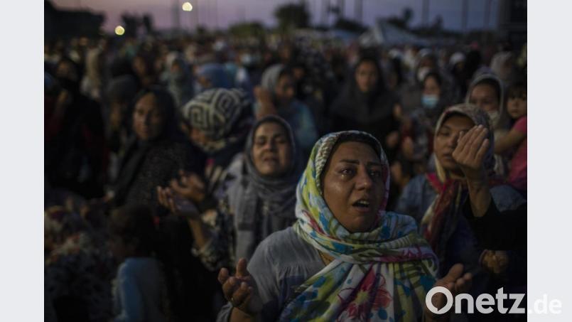 Nach dem Brand in dem Flüchtlingslager Moria müssen die Migranten auf der Straße nächtigen. Die Bilder, die Europa derzeit von den Flüchtlingen in Not erreichen, bewegen auch die Menschen in der Region. Bild: Petros Giannakouris/dpa