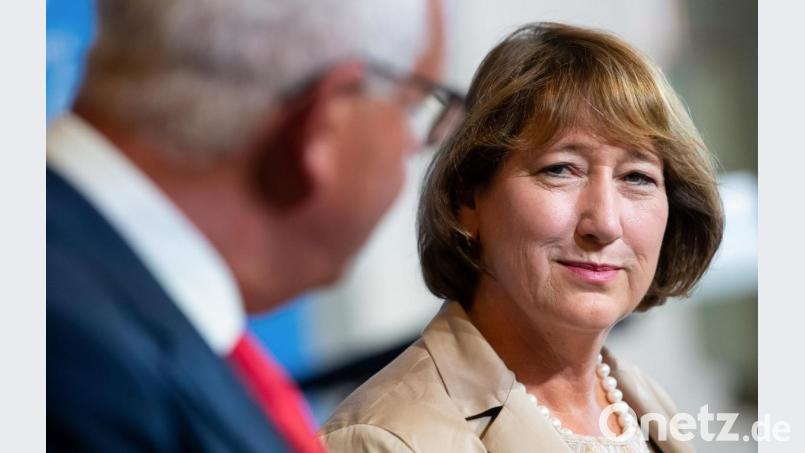 Zur Unterstützung hatte der CSU-Fraktionsvorsitzende Thomas Kreuzer (links) auch die Präsidentin des Verbandes der Automobilindustrie, Hildegard Müller, zur der CSU-Landtagsfraktion eingeladen. Bild: Sven Hoppe/dpa