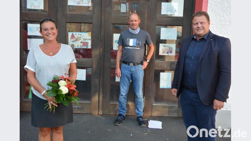 Blumen gab es für die „städtische Feuerwehrfrau“ Astrid Häring (Stadtverwaltung) von Bürgermeister Stefan Grillmeier (rechts). Mit im Bild Kommandant Franz Bauernfeind. Bild: jr