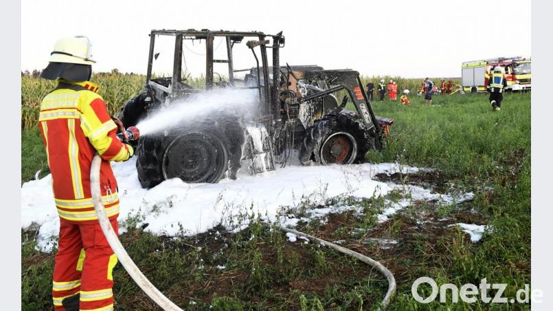 Die Feuerwehr löschte den brennenden Traktor. Bild: Petra Hartl