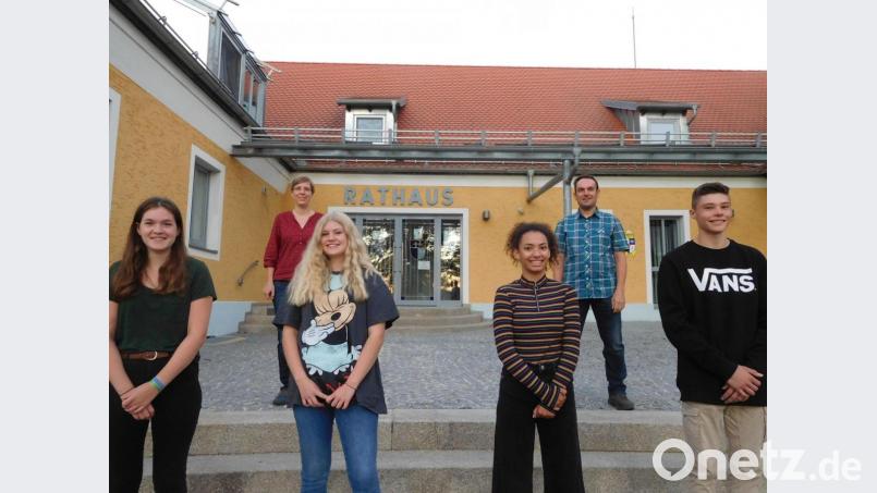 Über die Erfolge freuen sich (vorne von links) Katharina Schlereth (Querflöte), Julia Fiedler (Klarinette), Marlis Cordts (Klarinette), Jan Tischner (Klarinette) sowie (hinten von links) Ute Neger und Stefan Neger. Bild: Angela Harbauer/exb