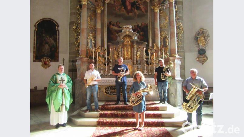 Nach dem Gottesdienst bedankte sich Stadtpfarrer Thomas Kraus (links) bei (von rechts) Werner Rodler (Tuba), Alexander Dostler (Tenorhorn), Elena Rodler (Tenorhorn), Jürgen Schönfelder (Flügelhorn) und Kapellmeister René Pascal Bauer (Trompete). Bild: jzk
