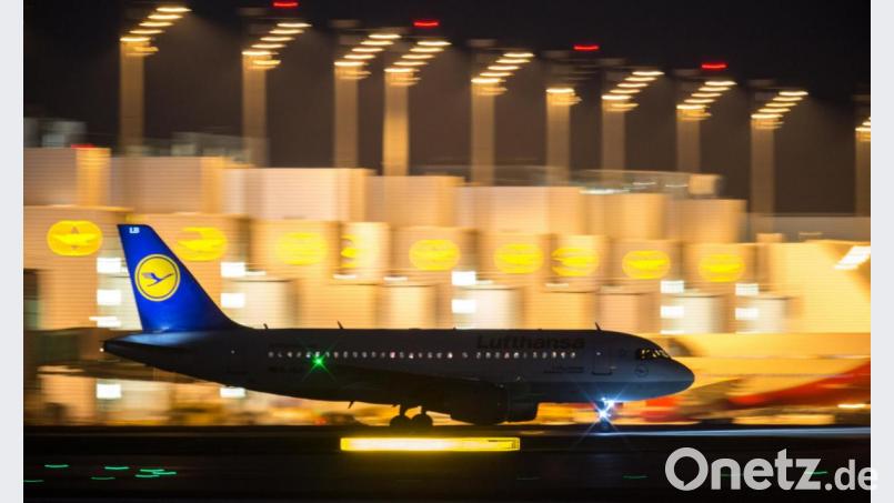 Ein Lufthans-Flugzeug rollt nach der Landung in München über das Rollfeld. Derzeitt sind die bestehenden Landebahnen wegen der Corona-Pandemie nicht ausgelastet. Eine Dritte soll es deshlab vorerst nicht gegebn. Bild: picture alliance / dpa