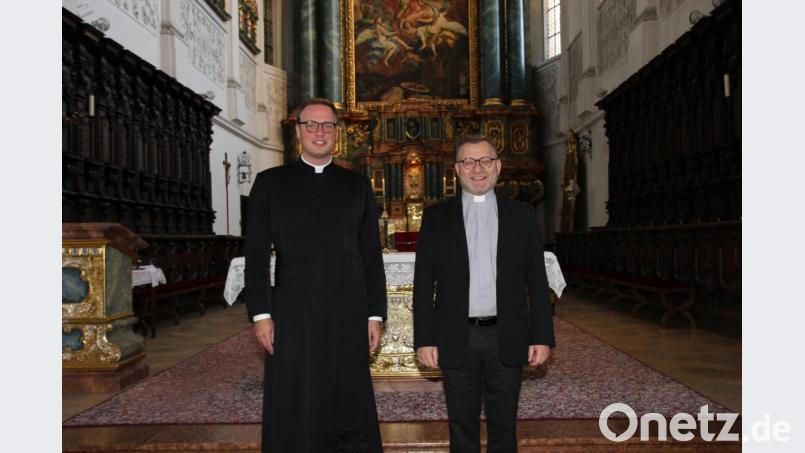 Mit Henrik Preuß (links) kann Dekan Markus Brunner seinen 13. Praktikanten in der Pfarreiengemeinschaft St. Georg/St. Barbara willkommen heißen. Bild: ads