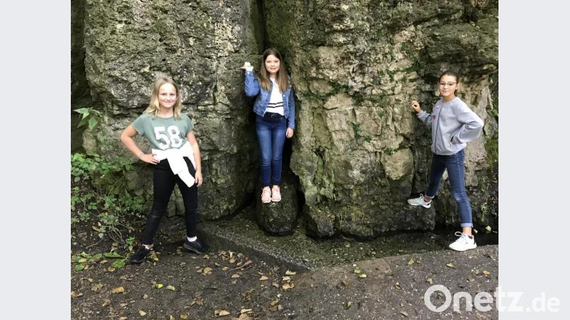 Marie Lißner, Hannah Bär und Nina Pöllinger (von links) an der gesäuberten Quelle in Breitenbrunn mit der &quot;Müll-Ente&quot;, dem ungewöhnlichen Müll-Fund, den die Mädchen nun zum Maskottchen gemacht haben. Bild: ero