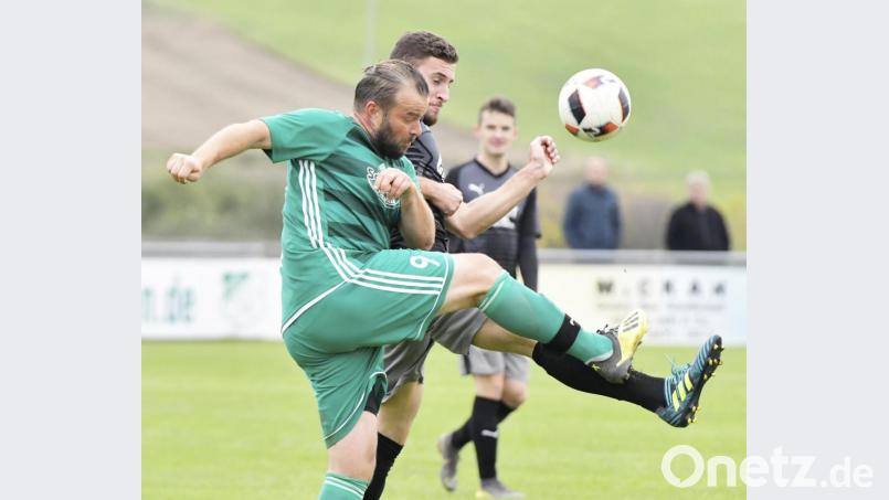 Voller Einsatz für den Jubiläumsaufstieg: Norbert Braun (vorne) ist mit dem 1. FC Schlicht auf dem Weg zur Kreisliga-Meisterschaft. Bild: Ziegler