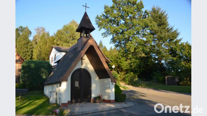 An der schmucken Wegkapelle in Fiedlbühl lädt die Stadt zusammen mit Dekan Alexander Hösl am Dienstag, 22. September, um 19 Uhr zu einem Dankgottesdienst als Erinnerung der Madonnenstiftung durch den damaligen Bayerischen Ministerpräsident Dr. Alfons Goppel ein. Bild: dob