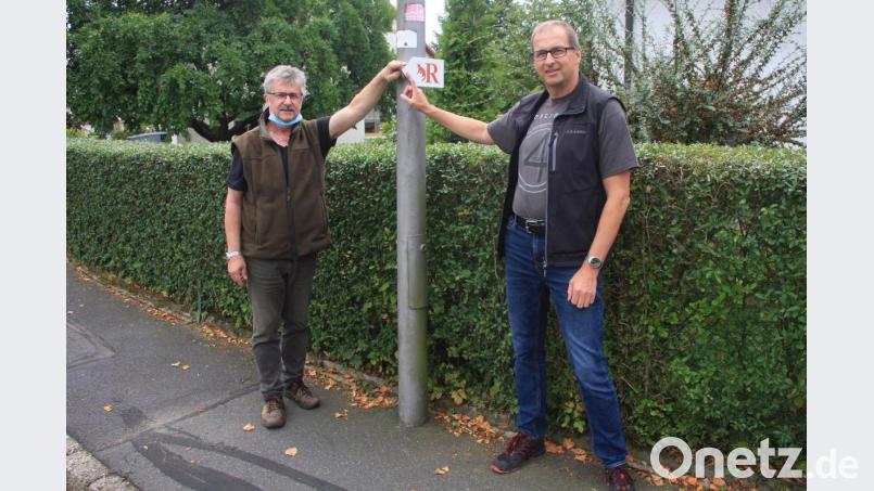 Siegfried Trißl (rechts) ist der neue Wegepate für den &quot;Fuchsweg&quot;. An der Schulstraße wurden der neu gestaltete Weg und dessen Betreuer von Bürgermeister Wolfgang Braun (links) vorgestellt. Bild: wro