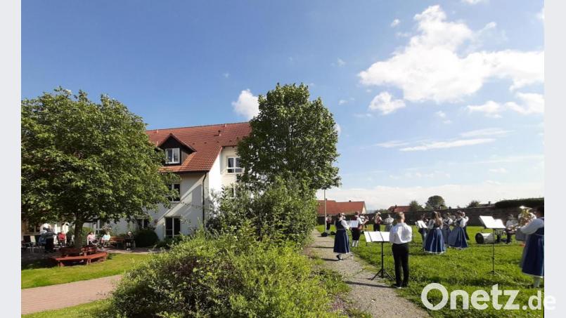Auf der Gemeindewiese vor dem &quot;Seniorenhaus im Naturparkland&quot; musiziert das &quot;Große Vereinsorchester&quot; zum Standkonzert für alle Bewohner. Bild: fjo