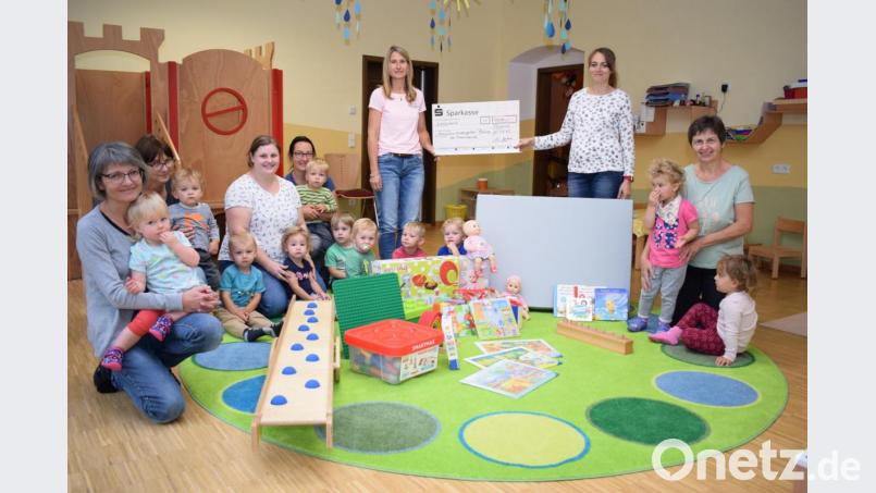 Mit einer Spende in Höhe von 1000 Euro überraschte der Elternbeirat das Team der Kinderkrippe des Franziskus Kindergartens. Elternbeiratsvorsitzende Nina Gerhart (stehend rechts) übergab den Scheck an die Leiterin Daniela Kielhorn (stehend links). Bild: bnr