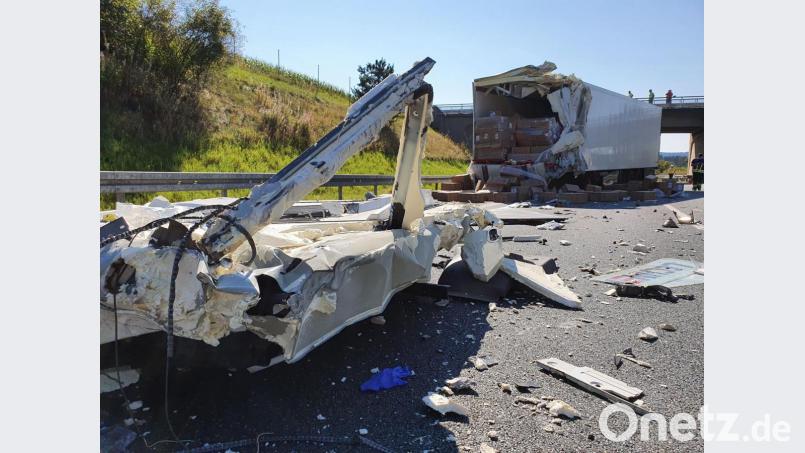 Auf der A6 bei Wernberg hat sich am Dienstagnachmittag ein tödlicher Unfall ereignet. Bild: Feuerwehr Landkreis Schwandorf / Pressestelle