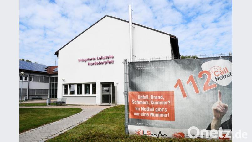 Die Integrierte Leitstelle Nordoberpfalz, bei der der Notruf 112 aufläuft, muss evakuiert werden. Bild: Gabi Schönberger