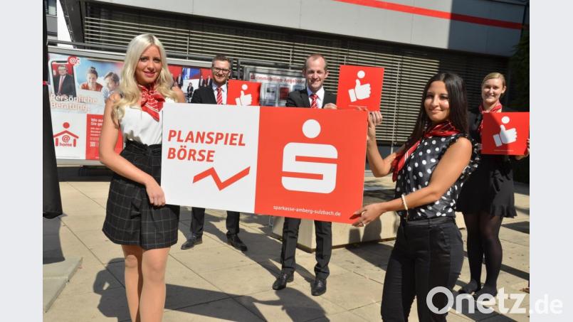 Die Planspielbörse-Betreuer der Sparkasse Amberg-Sulzbach (von links): Melissa Lindner, Sebastian Hirsch, Michael Kohl, Yvonne Matar, Vanessa Birner (nicht auf dem Foto Thomas Bieda und Dominik Bösl). Bild: Kathrin Schmidt/exb