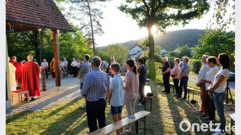Unter freiem Himmel besuchten zahlreiche Gläubige aus Apfelbach und Eschenbach unter Corona-Hygienebedingungen den Jubiläumsgottesdienst. Bild: do