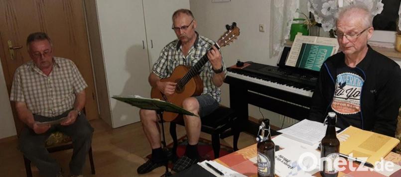 Nun ist das Nachfolge-Ensemble der Brander Volksmusikgruppe da, allerdings mit neuem Namen: Nagler Dreigesang mit (von links) Bernhard Roth (Gesang), Armin Philbert (Gitarre und Leiter) sowie Sigi Schindler (Gesang). Bild: ld