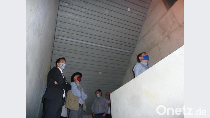 Das nach oben offene Treppenhaus bekommt durch die Fenster auf allen Ebenen viel Licht. Bild: Portner