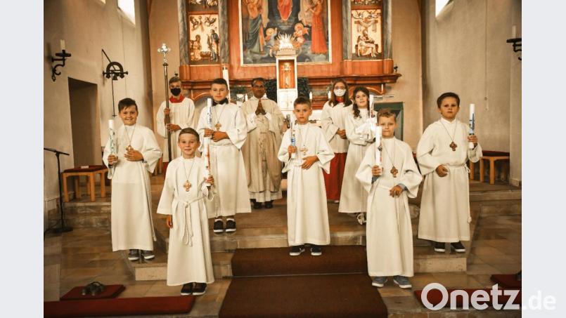 Pater James (hinten Mitte) führte die Premenreuther Erstkommunionkinder erstmals an den Tisch des Herrn. Bild: Cornelia Lenk/exb