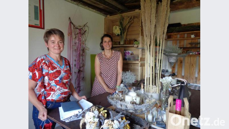 Bürgermeisterin Sonja Meier (links) gratulierte Margit Roiger zur Neueröffnung. Bild: amö