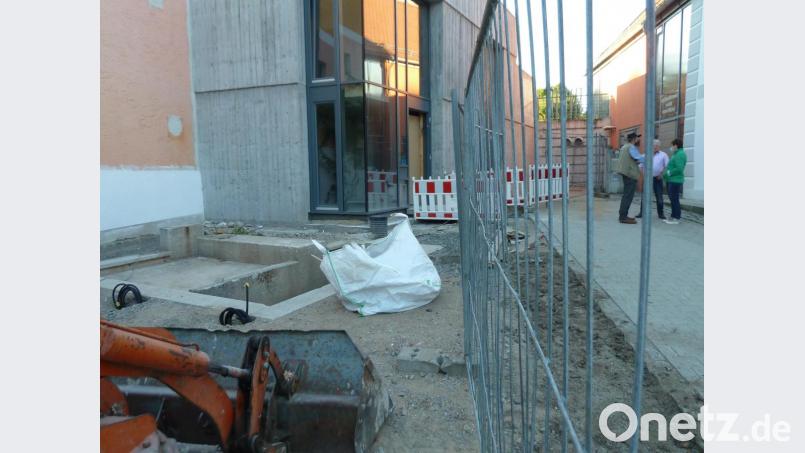 Das Pochwerk wird auf das bestehende Fundament aufgesetzt, allerdings ohne Wasseranschluss. Bild: Portner