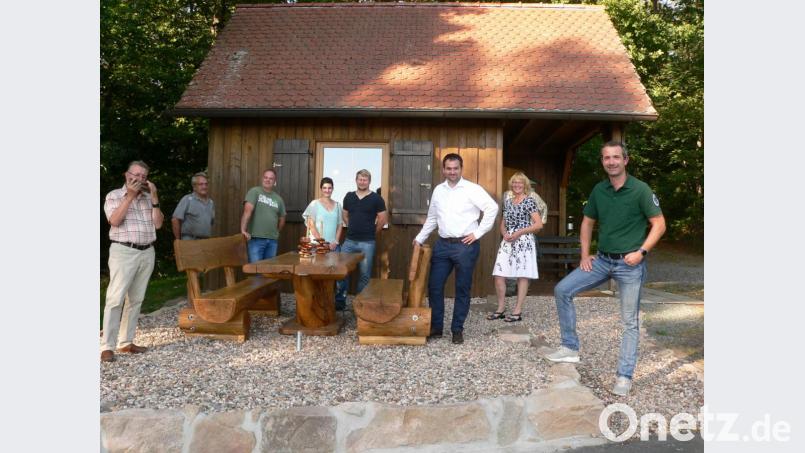 Der Oberpfälzer Waldverein hat die von Schreinermeister Stefan Gläßler gebaute Sitzgruppe am Koppelberg aufgestellt. Bild: mh