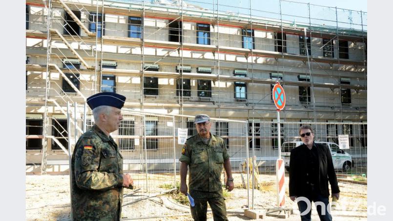 Unter anderem (von links) Oberarzt Dr. Harald Fischer, Leiter des Sanitätsunterstüzungszentrums, und Oberst Hans-Jürgen Neubauer, der Leiter des Kompetenzzentrums, sprachen über die Fortschritte des Neubaus. Bild: Stephan Huber