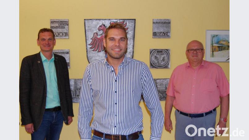 Bürgermeister Ernst Schicketanz (links) stellt zusammen mit Geschäftsleiter Rüdiger Fuhrmann (rechts) den neuen Kämmerer Thorsten Schraml (Mitte) vor. Bild: sm