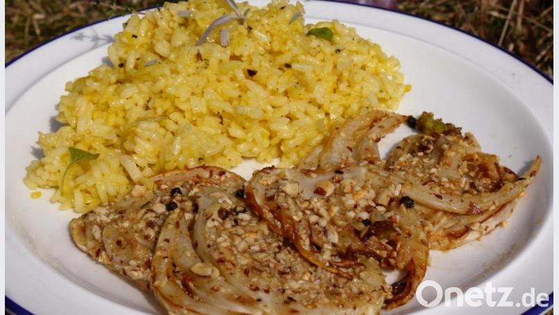 In einer Mischung aus Nüssen und Kernen wird der Fenchel gewendet, ehe er noch einmal kurz in die Pfanne kommt. Dazu wird Safranrisotto serviert. Bild: Miriam Lill
