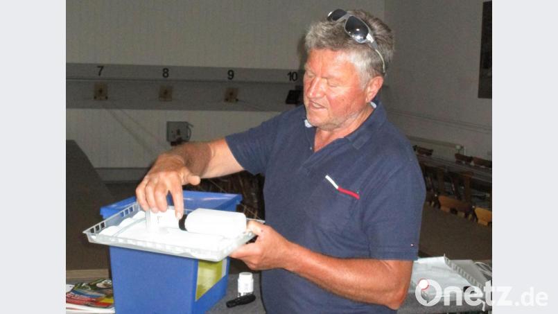 Referent Josef Ernst erklärte die richtige Anwendung der Behandlungsmittel gegen die Varroa-Milbe. Bild: njn
