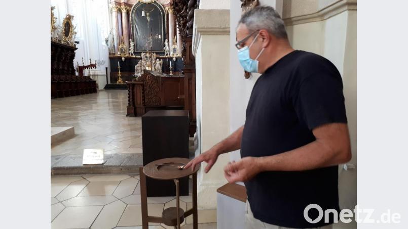 Die Formen für die neue Weihrauchschale in der Basilika fertigte Bildhauer Herbert Lankl aus Wachs. Bild: pz