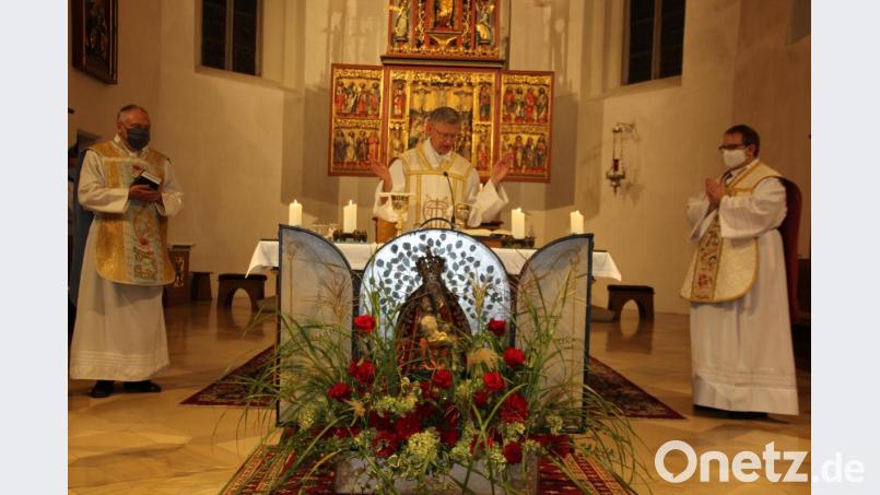 Wallfahrtsanführer war Professor Dr. Wolfgang Vogl (Mitte) aus Augsburg, ehemaliger Pfarrer von Konnersreuth. Mit am Altar standen Stadtpfarrer Georg Flierl (links) und Kaplan Daniel Fenk (rechts). Bild: kro