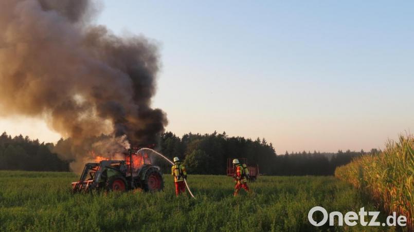 Der Traktor stand lichterloh in Flammen Bild: Polizei Sulzbach-Rosenberg