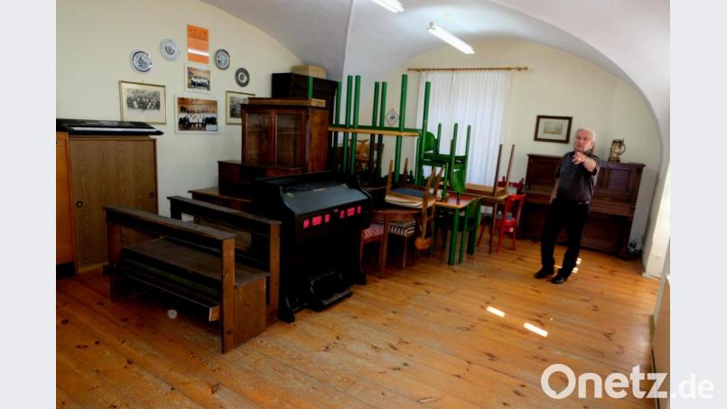 Das Sängerzimmer des gemischten Chors Liederkranz 1862, das derzeit im &quot;Alten Pflegschloss&quot; untergebracht ist, soll eventuell zum &quot;Gerstl-Zimmer&quot; werden, in dem der Nachlass des Flosser Malers ausgestellt wird. Vereinschef Alfons Lehner macht sich Sorgen um eine neue Bleibe. Bild: le