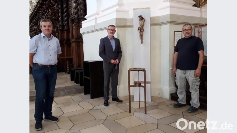 In sicherem Abstand zueinander (von links) Kirchenpfleger Martin Rosner, Stadtpfarrer Thomas Vogl und Künstler Herbert Lankl in der Basilika neben der neuen Stele für den Geschändeten Heiland. Im Vordergrund der neue Weihrauch-Ständer, der ebenfalls von Lankl aus Bronze gefertigt wurde. Bild: pz
