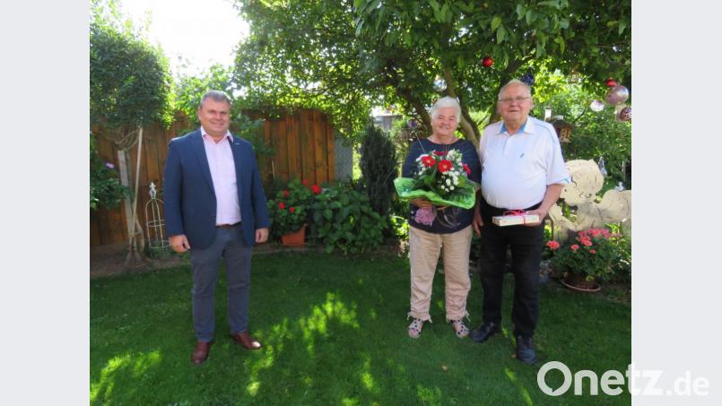 Über die Glückwünsche von Bürgermeister Karlheinz Budnik zur Diamanthochzeit freuen sich Roswitha und Heinz Adam. Bild: adj