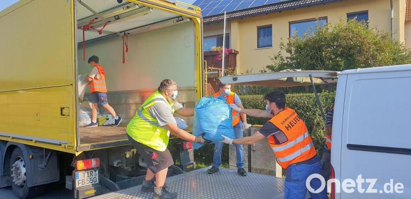 Die Altkleidersammlung des Kolping-Diözesanverbandes in Friedenfels ist alle Jahre schweißtreibend. Doch in diesem Jahr war sie besonders fordernd. Zum Schutz vor einer möglichen Ansteckung mit dem Coronavirus mussten Masken getragen werden. Bild: bsc