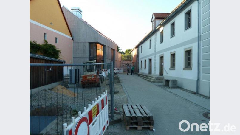 Der Museumshof erhält angrenzend an den Schuppen (links) eine nach vorne offene Überdachung, die künftige Veranstaltungen erleichtert. Bild: Portner