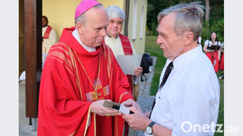 Den Jubiläumsgottesdienst nutzte Weihbischof Reinhard Pappenberger, um im Auftrag des Diözesanbischofs Bruno Uhl mit der Johann-Michael-Sailer-Medaille auszuzeichnen. Die Urkunde überreichte Stadtpfarrer und Dekan Thomas Jeschner Bild: do
